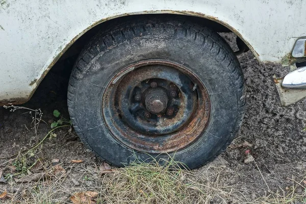 Una Rueda Sucia Negra Coche Blanco Calle —  Fotos de Stock