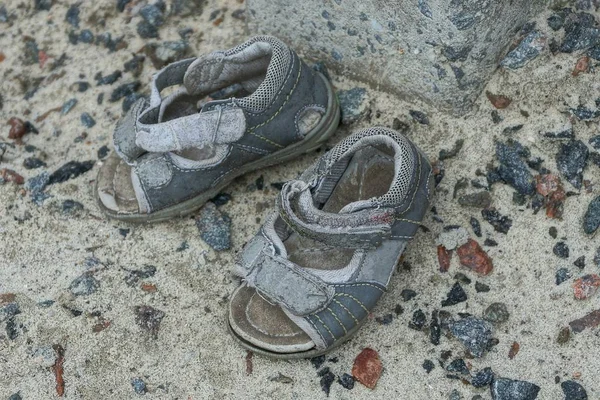 Duas Sandálias Velhas Estão Areia Cinza Entulho Rua — Fotografia de Stock
