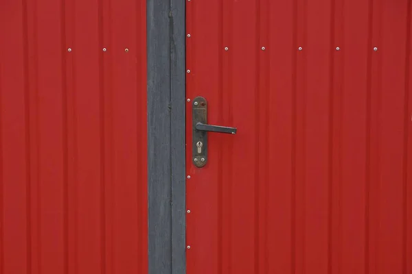 Czarne Klamki Czerwonych Zamkniętych Żelaznych Drzwiach Ulicy — Zdjęcie stockowe