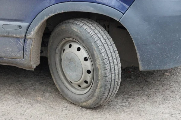 Une Roue Sale Grise Sur Une Voiture Bleue Dans Rue — Photo