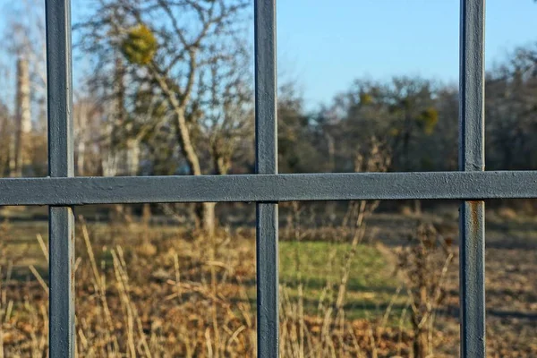 Graue Metallstruktur Aus Eisenstangen Zaun Auf Der Straße — Stockfoto