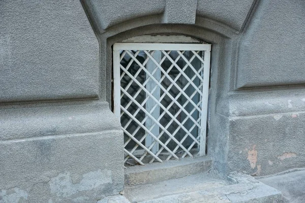 Une Vieille Fenêtre Derrière Une Grille Fer Blanc Sur Mur — Photo