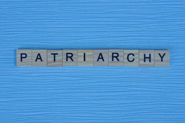Γκρι Λέξη Πατριαρχία Από Μικρά Ξύλινα Γράμματα Ένα Μπλε Τραπέζι — Φωτογραφία Αρχείου