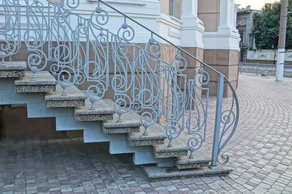 Graue Betonstufen Und Eiserne Geländer Mit Geschmiedetem Muster Auf Dem — Stockfoto