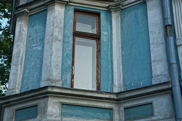 Una Vieja Ventana Marrón Pared Hormigón Azul Casa —  Fotos de Stock