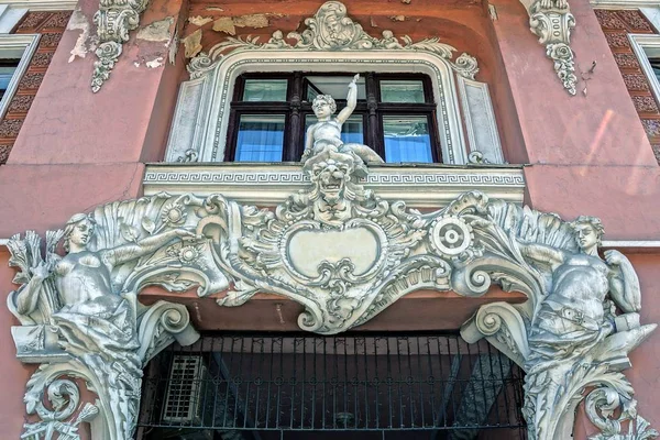 Фасад Старого Дома Окном Белым Узором Скульптурами Коричневой Стене — стоковое фото