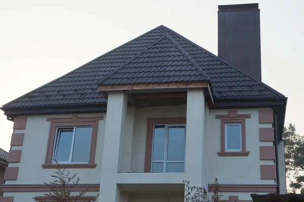 Braunes Haus Mit Fenstern Und Ziegeldach Vor Grauem Himmel — Stockfoto