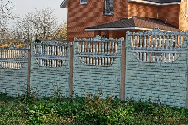 Soukromý Šedý Betonový Plot Zelené Vegetaci Venkovské Ulici — Stock fotografie