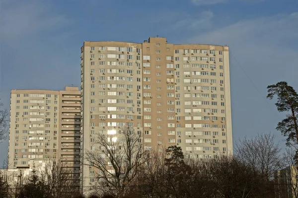 Zwei Große Braune Häuser Mit Balkonen Und Fenstern Vor Grauem — Stockfoto