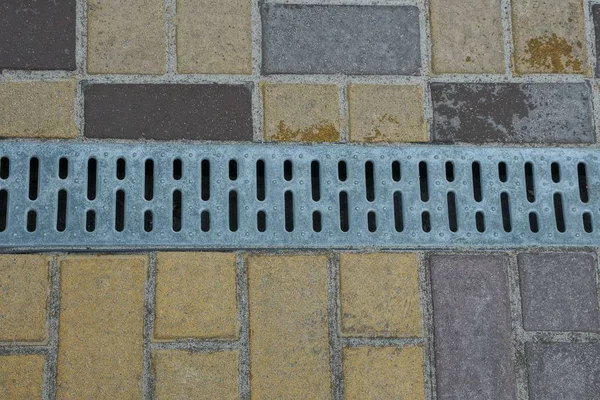 Long Gray Iron Grate Drain Lies Brown Stone Dirty Sidewalk — Stock Photo, Image