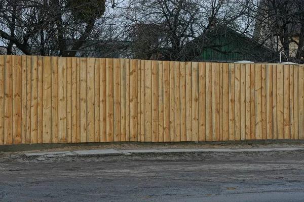 Egy Magántulajdonban Lévő Hosszú Barna Kerítés Egy Falusi Utcában Szürke — Stock Fotó