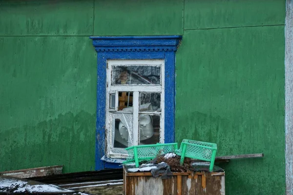 Одно Старое Деревянное Окно Сине Белом Зеленой Стене Сельского Дома — стоковое фото