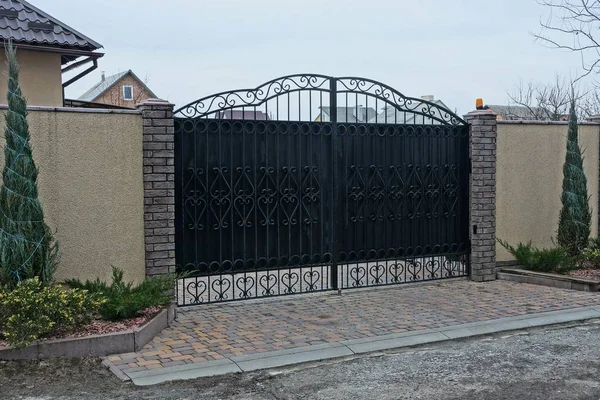 Large Black Iron Gate Forged Pattern Part Gray Concrete Fence — Stock Photo, Image