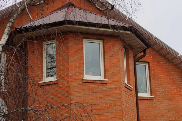 White Windows Brown Brick Attic Private House Street — Stock Photo, Image