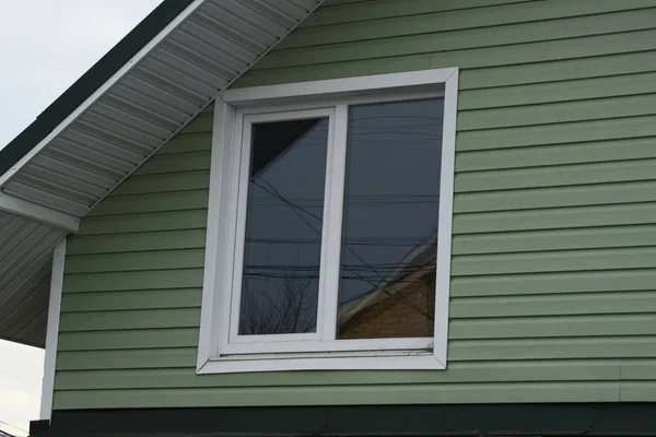 Una Gran Ventana Blanca Pared Del Ático Plástico Verde Bajo —  Fotos de Stock