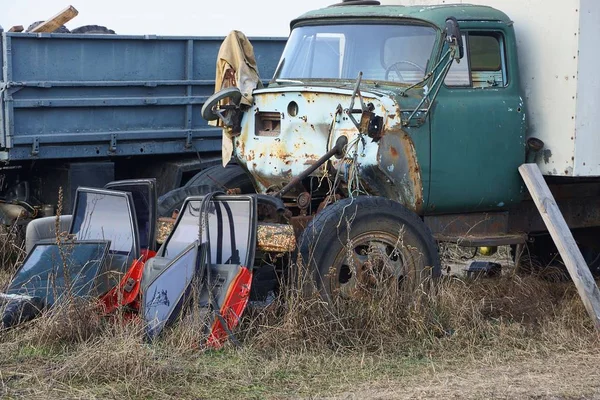 Großer Müllhaufen Aus Autoteilen Und Alten Lkws Trockenen Grauen Gras — Stockfoto