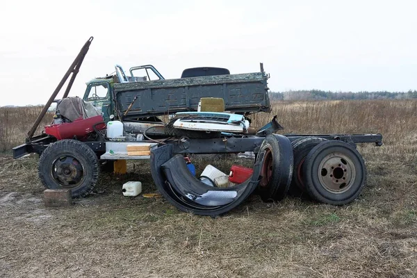 Großer Müllhaufen Aus Autoteilen Und Alten Lkws Trockenen Grauen Gras — Stockfoto