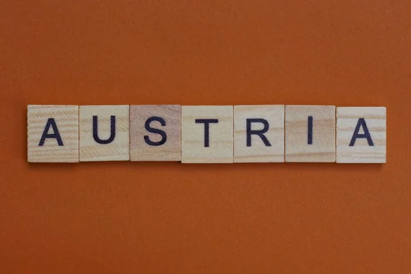 Szare Słowo Austria Wykonane Małych Drewnianych Liter Leży Brązowym Papierowym — Zdjęcie stockowe