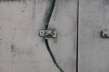 Büyük bir çatlakla eski, kirli tahta duvarın gri taş dokusu.