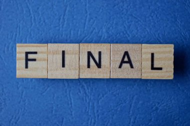 Mavi arka planda küçük ahşap harflerden oluşan gri kelime finali