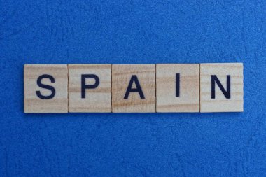 Mavi masadaki küçük ahşap harflerden gelen gri kelime İspanya