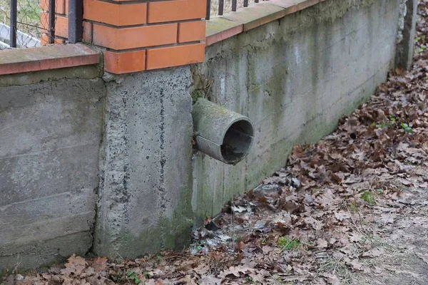 Una Tubería Desagüe Sobre Una Base Hormigón Gris Una Valla —  Fotos de Stock