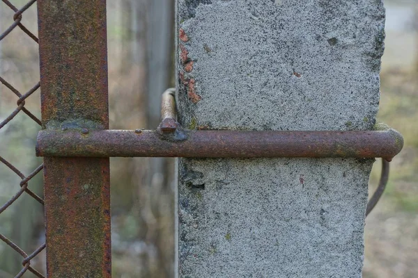 Brown Iron Rusty Rod Gray Concrete Pillar Fence Wall Daytime — Stockfoto