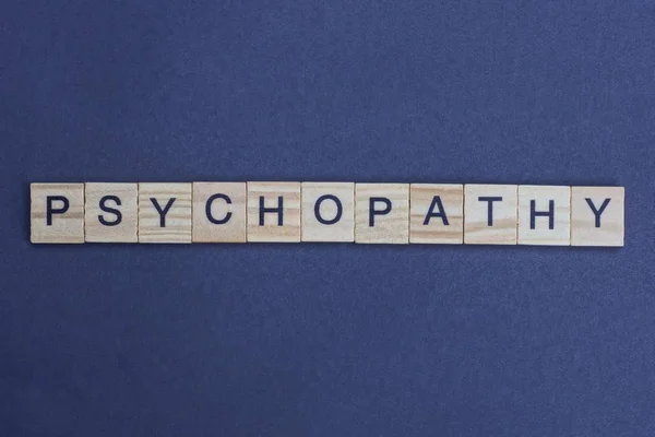 Słowo Psychopatia Wykonane Drewnianych Liter Leży Szarym Stole — Zdjęcie stockowe