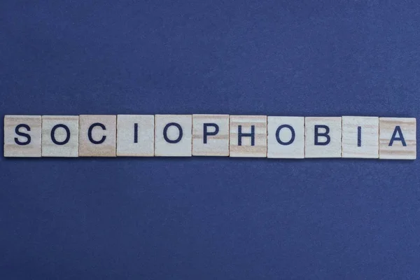 Soziophobie Aus Holzbuchstaben Liegt Auf Einem Grauen Tisch — Stockfoto