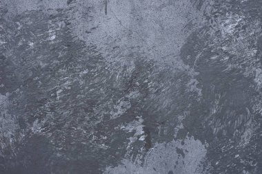 Binanın temelinde eski ve kirli beton duvarın gri beyaz taş dokusu