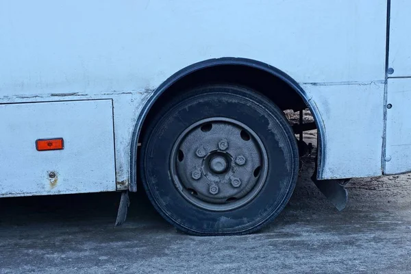 Parte Viejo Autobús Blanco Con Una Rueda Negra Calle Asfaltada —  Fotos de Stock