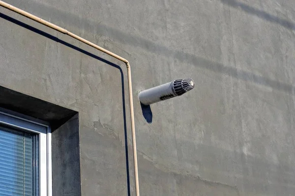 Ein Schmutziges Kaminrohr Aus Metall Der Grauen Wand Eines Hauses — Stockfoto