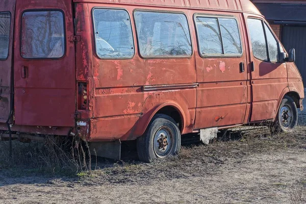 Czerwony Duży Stary Autobus Stoi Ulicy Trawie — Zdjęcie stockowe