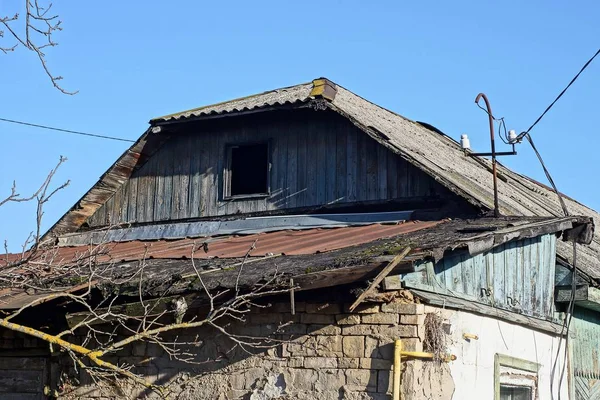 Starý Šedý Dřevěný Podkrovní Byt Malým Prázdným Oknem Starém Venkovském — Stock fotografie
