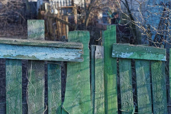 Régi Kerítés Készült Szürke Zöld Táblák Utcán — Stock Fotó