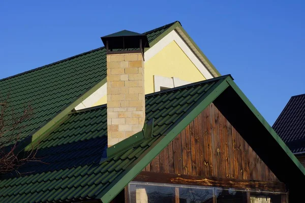 Venkovský Dům Hnědým Dřevěným Podkrovím Zelenou Kachlovou Střechou Cihlovým Komínem — Stock fotografie