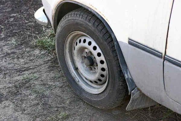 Una Ruota Nera Una Macchina Bianca Grigia Trova Terra Strada — Foto Stock