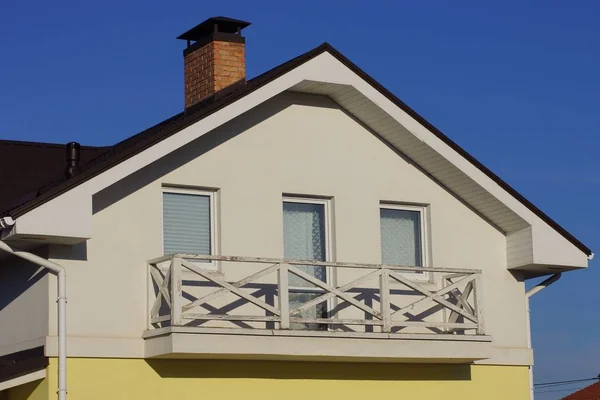 Jeden Bílý Otevřený Dřevěný Balkon Fasádě Domu Dveřmi Okny Proti — Stock fotografie