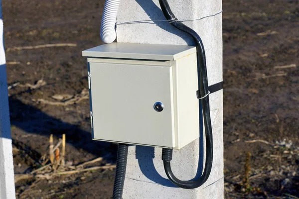 Uma Caixa Metal Branco Cinza Para Eletricidade Pólo Fora — Fotografia de Stock