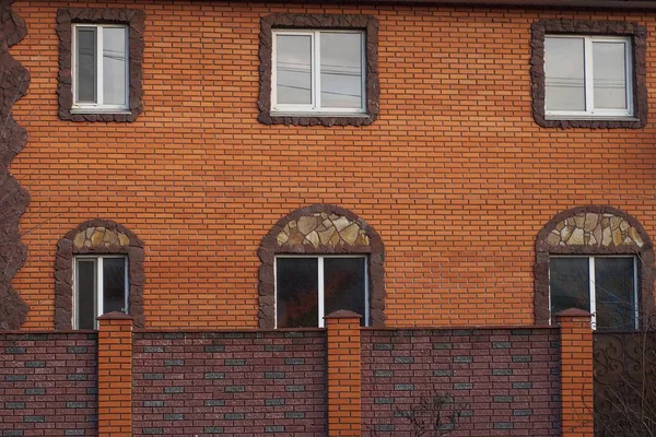 Une Rangée Grandes Fenêtres Sur Mur Briques Brunes Une Maison — Photo
