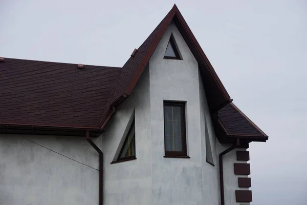 Parte Uma Casa Privada Feita Sótão Concreto Branco Com Janelas — Fotografia de Stock