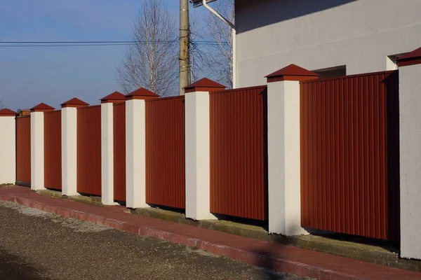 Parte Uma Longa Cerca Metal Vermelho Pilares Concreto Branco Rua — Fotografia de Stock