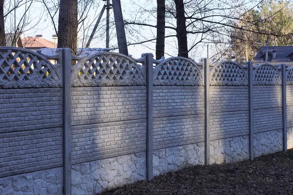 Hosszú Beton Szürke Kerítés Egy Vidéki Utcában Fűben — Stock Fotó