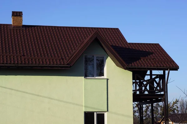 Facciata Una Grande Casa Privata Con Una Parete Verde Finestre — Foto Stock