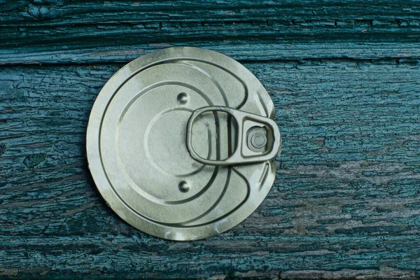 Jeden Okrągły Żółty Aluminium Może Pokrywa Zielonej Drewnianej Desce — Zdjęcie stockowe