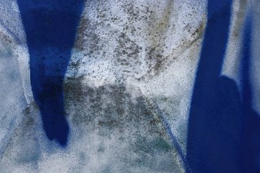  Kirli beton bir duvarda renkli boya dokusu