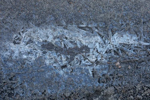 Природна Текстура Замерзлої Калюжі Шматочками Білого Розбитого Льоду Сірій Землі — стокове фото