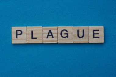 Mavi masadaki küçük ahşap harflerden kaynaklanan bir salgın.