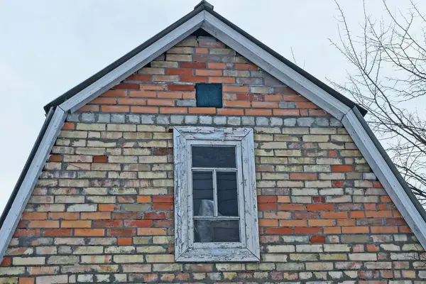 Loft Ladrillo Marrón Una Casa Privada Con Una Ventana Blanca — Foto de Stock