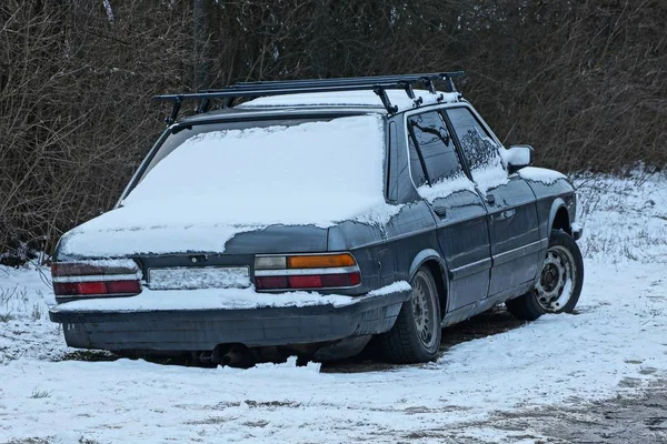 Carro Velho Passageiro Cinzento Sob Neve Branca Está Uma Estrada — Fotografia de Stock